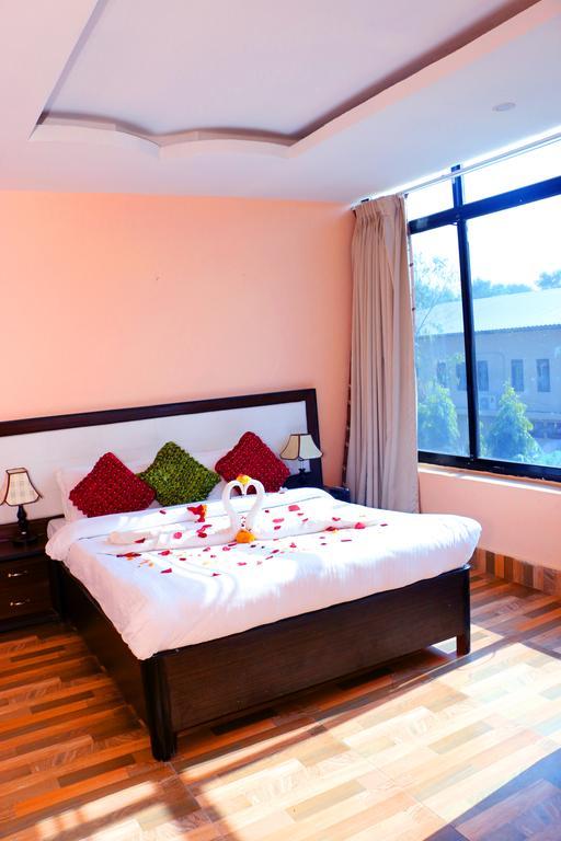 Hotel Royal Safari Sauraha Εξωτερικό φωτογραφία
