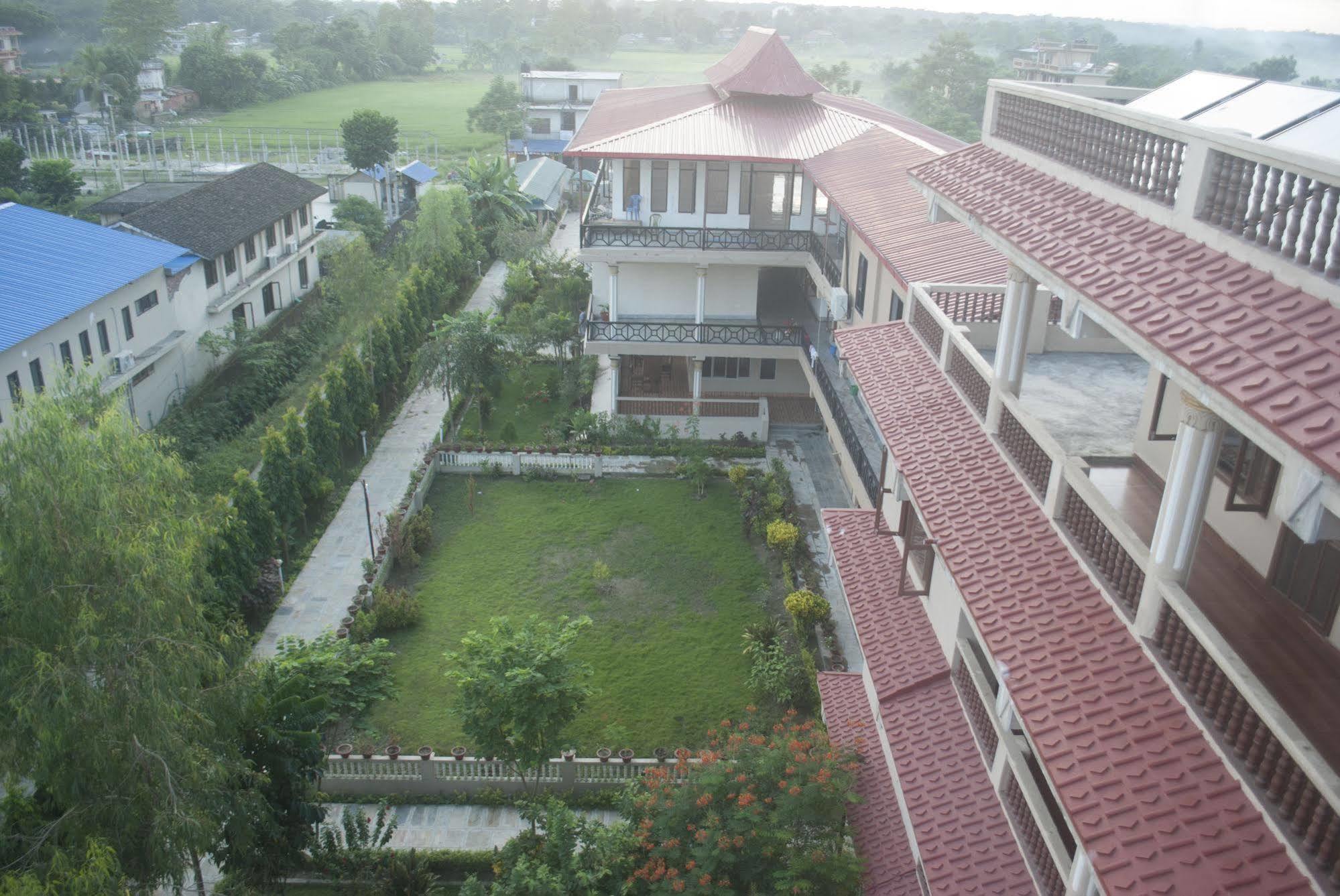 Hotel Royal Safari Sauraha Εξωτερικό φωτογραφία