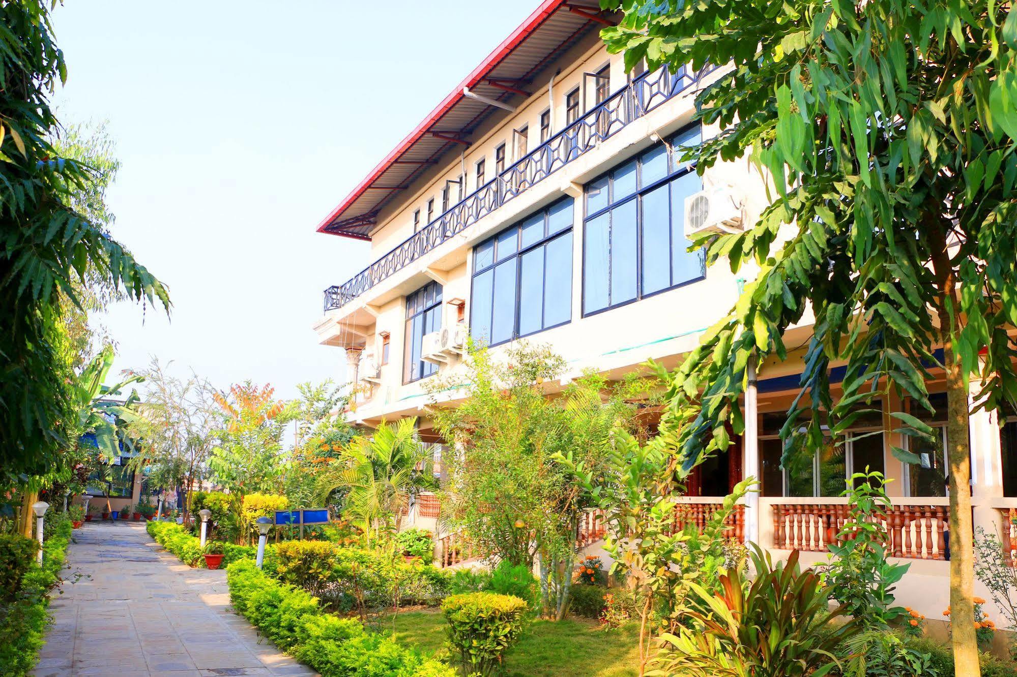 Hotel Royal Safari Sauraha Εξωτερικό φωτογραφία