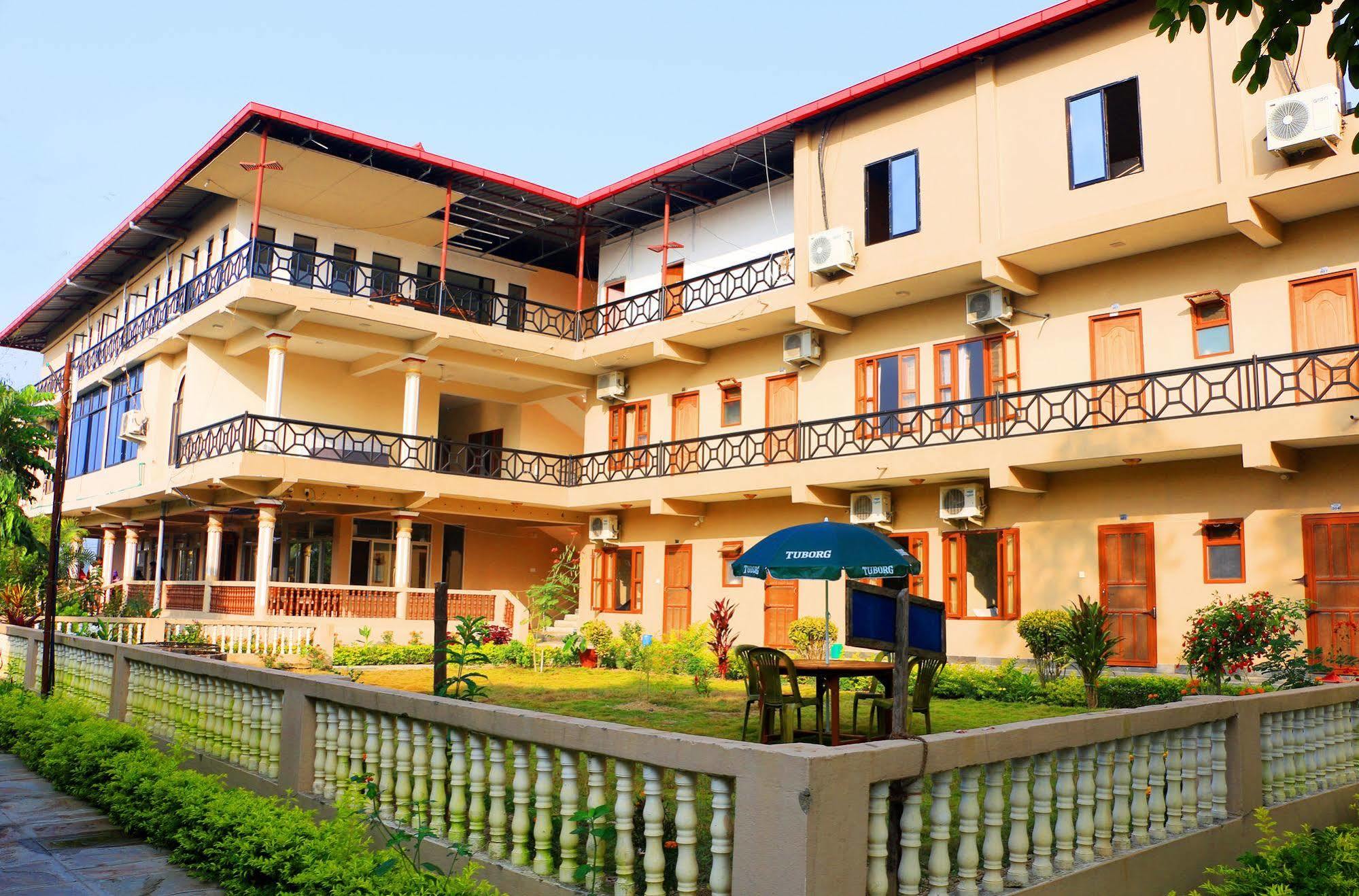 Hotel Royal Safari Sauraha Εξωτερικό φωτογραφία