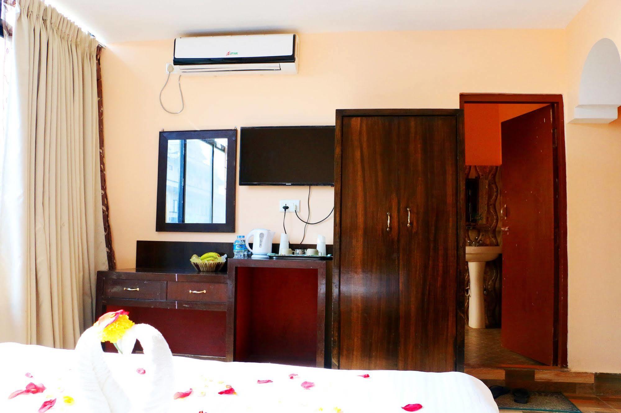 Hotel Royal Safari Sauraha Εξωτερικό φωτογραφία