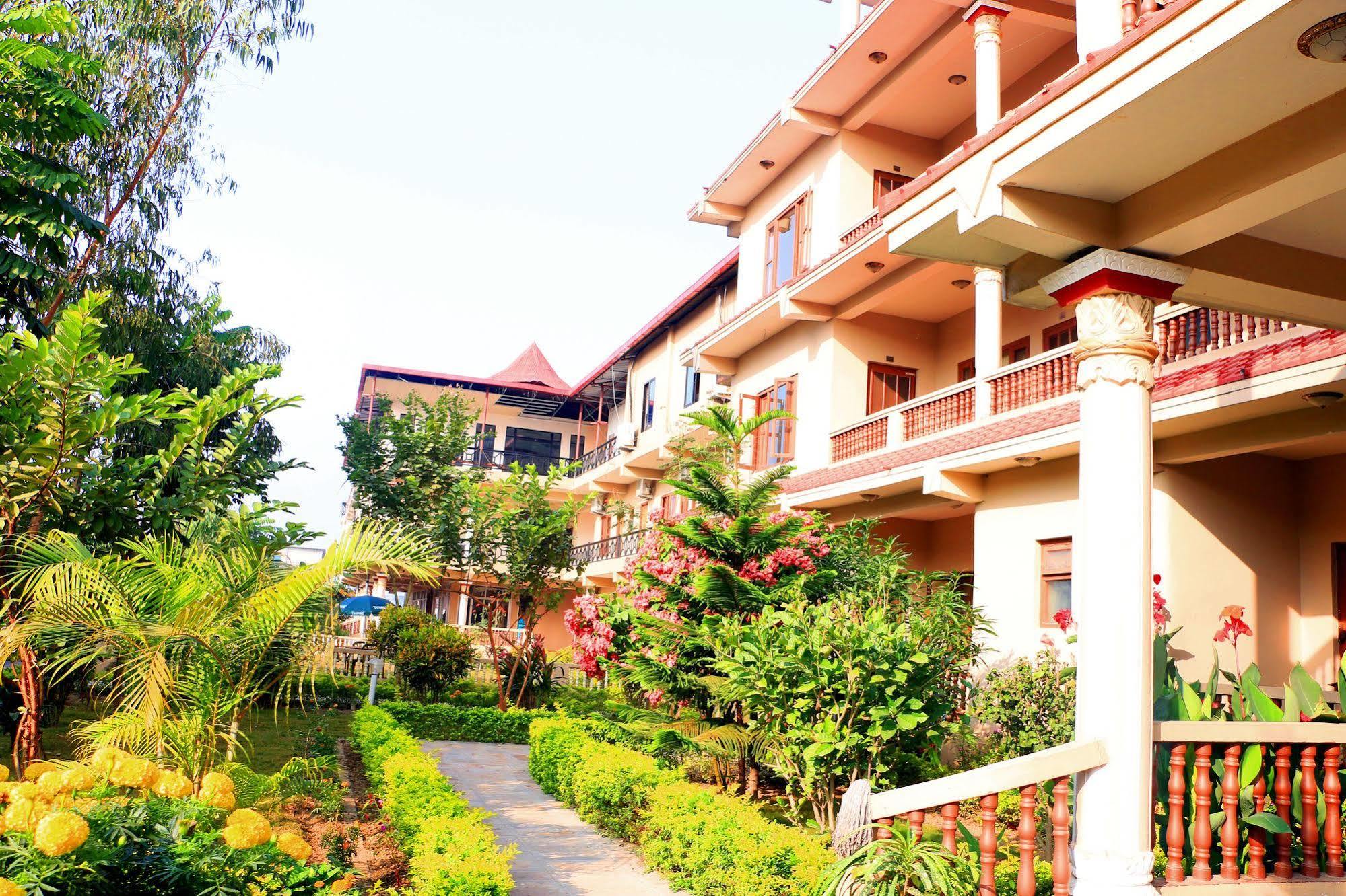 Hotel Royal Safari Sauraha Εξωτερικό φωτογραφία