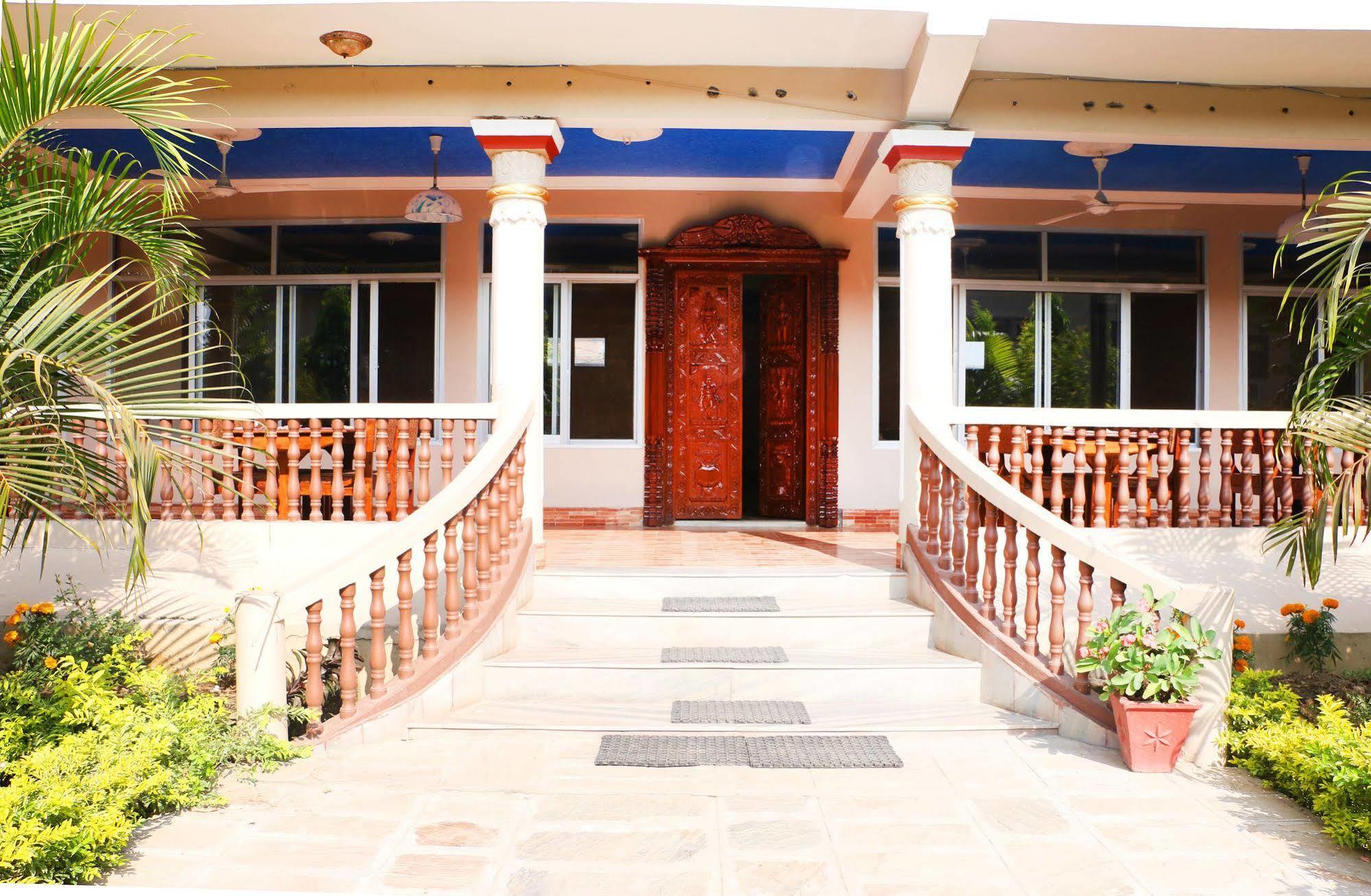 Hotel Royal Safari Sauraha Εξωτερικό φωτογραφία