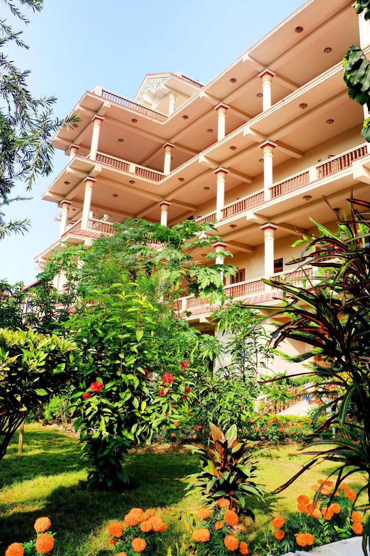 Hotel Royal Safari Sauraha Εξωτερικό φωτογραφία